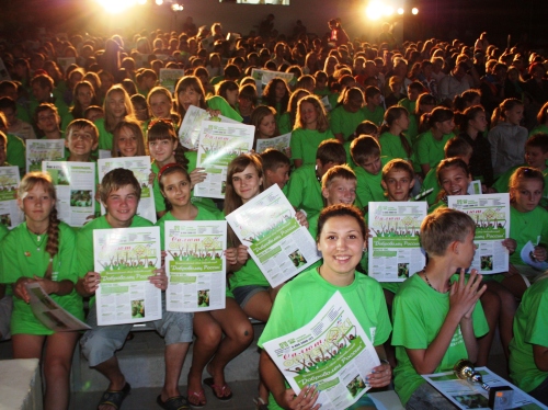 Участники слета с газетой «Салют, Орленок!», посвященной добровольчеству