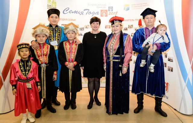 Семьи-победители конкурса в фотографируются в фойе с Мариной Гордеевой
