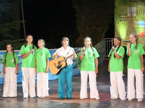 Дети-участники смены вместе с вожатыми исполняют песню добровольцев