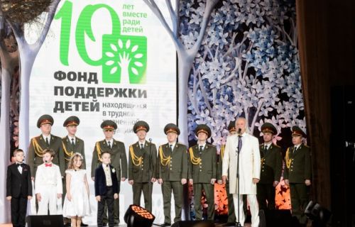 Народный артист России Илья Резник с детьми и военным хором
