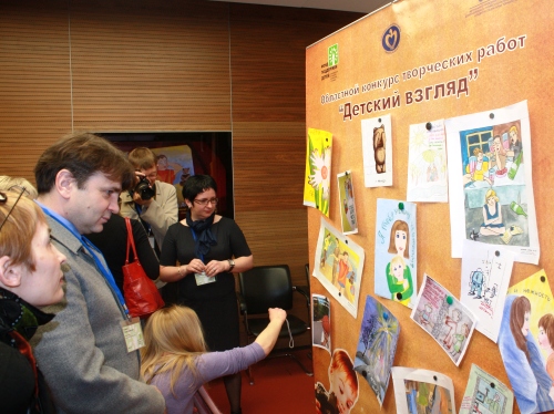 Участники пресс-тура знакомятся с работами детей, поданными на конкурс "Детский взгляд"