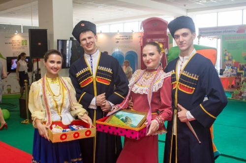 Кубанские казаки приветствуют гостей и участников выставки-форума