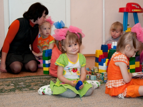 Дети играют в социально-реабилитационном центре "Луч"