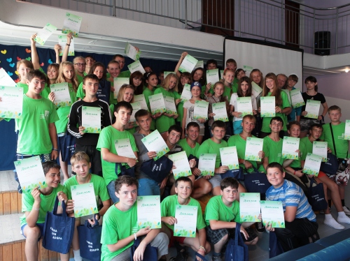 Участники Всероссийского слета добровольцев «Доброволец России» в ВДЦ «Орленок» со своими дипломами