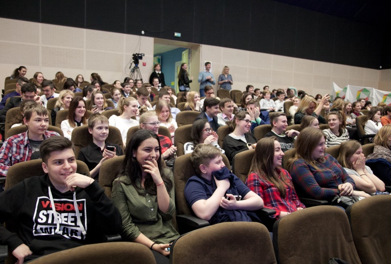 Дети московских школ, пришедшие на эфир в Центр молодежного парламентаризма