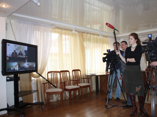 Журналисты наблюдают за проведением консультации замещающих семей в режиме видеоконференцсвязи
