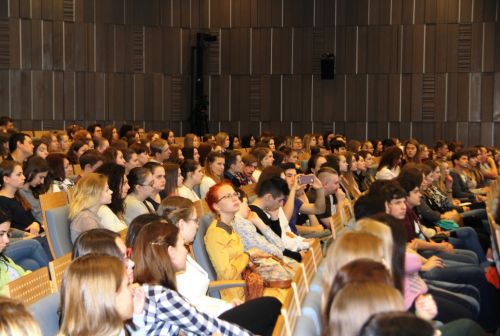 Московские школьники - участники марафона в зале его проведения