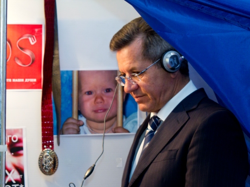 Губернатор Астраханской области Александр Жилкин в «интерактивной кабинке», призванной дать почувствовать себя ребенком, подвергающимся жестокому обращению