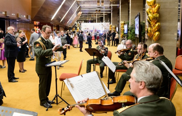 Военный оркестр в фойе перед церемонией награждения
