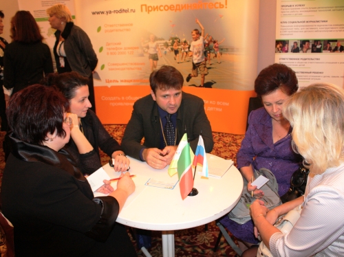 Каждый участник выставки-форума хотел пообщаться с телеведущим Тимуром Кизяковым...