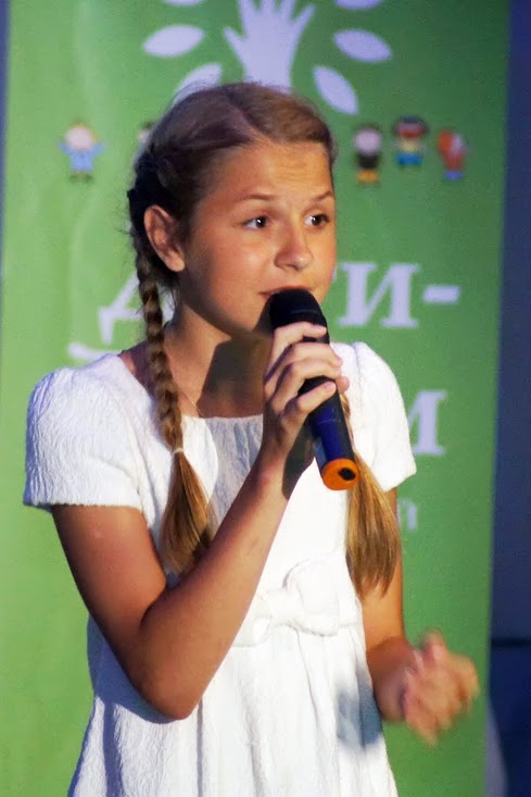 Открытие форума. Настя Титова (Санкт-Петербург) с песней об уходящем детстве