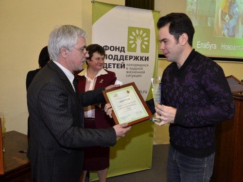 Член совета директоров компании «Хэппилон» Александр Иванов награждает победителей в II категории городов (города с населением от 100 тыс. человек и более)
