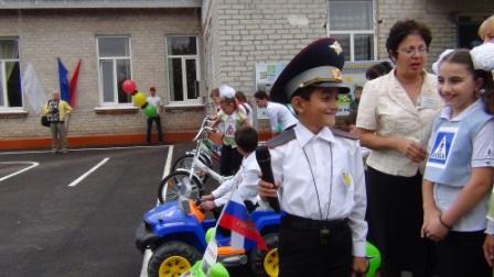 Открытие площадки в Ставрополе - юный инспектор дорожного движения проводит урок