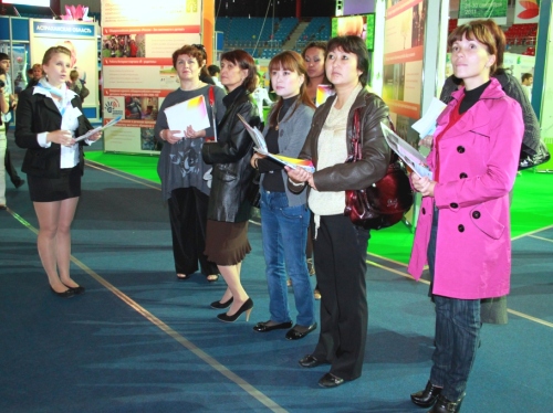 Волонтеры (например, девушка слева) были главными помощниками посетителей выставки-форума. Именно они проводили экскурсии